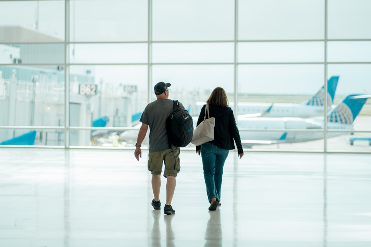 Familia tica viajando con un niño pequeño en el aeropuerto