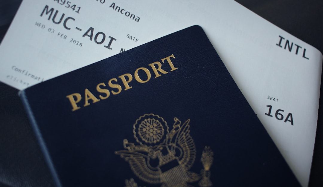 Pasaporte y pase de abordar sobre una mesa en el aeropuerto