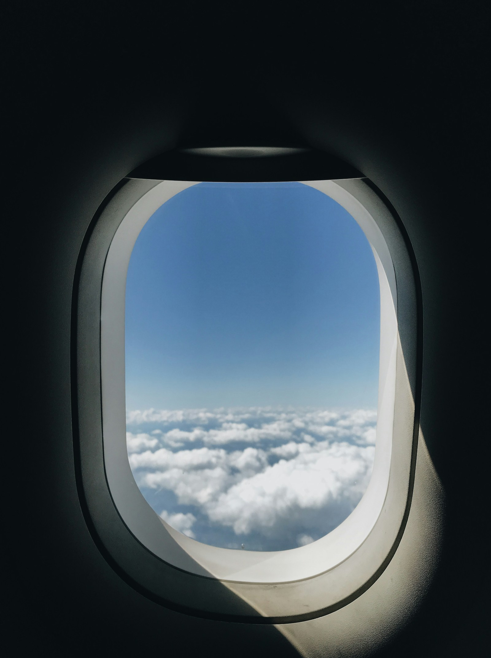 Vista desde la ventana de un avión en pleno vuelo