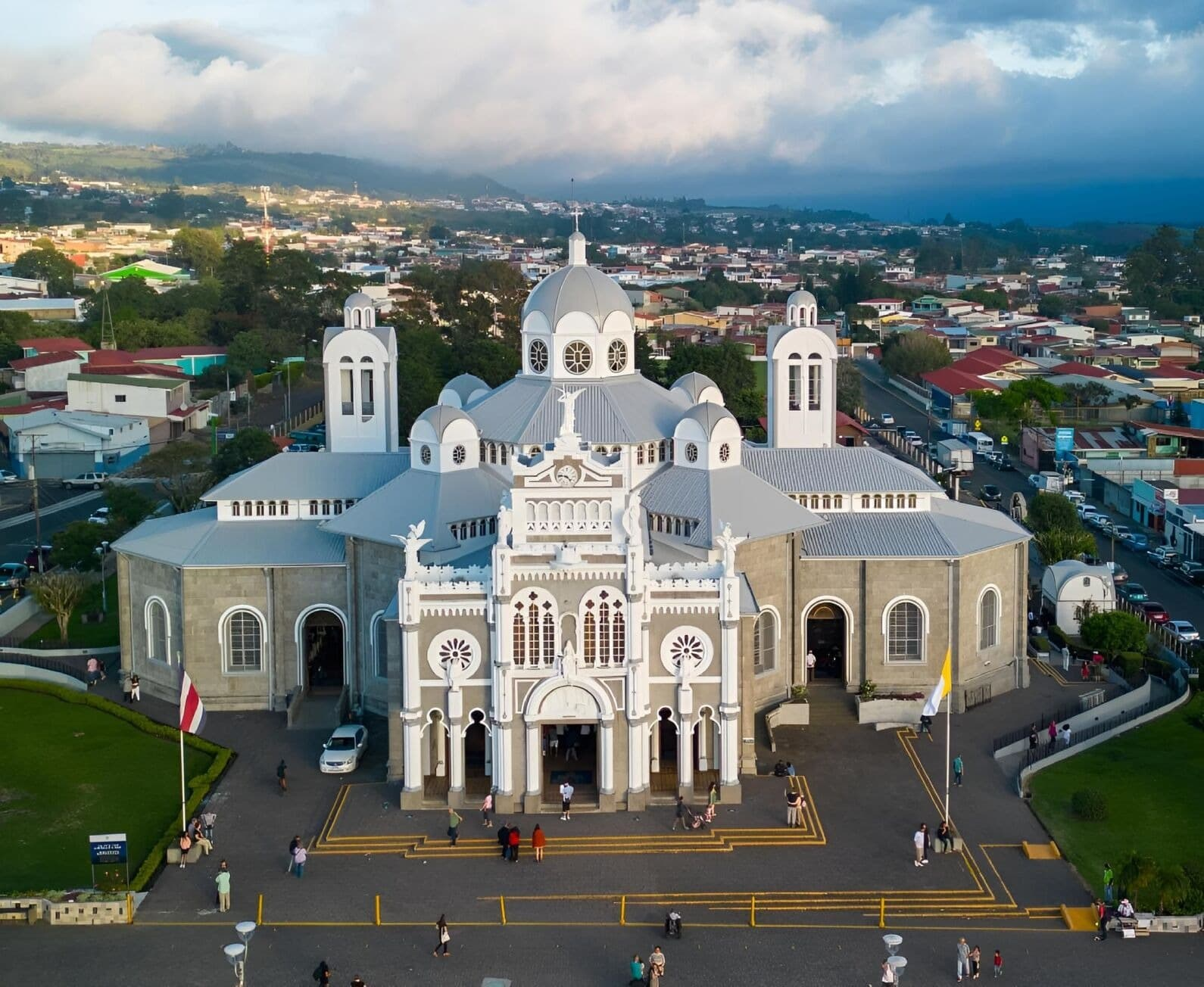 La Basílica de Nuestra Señora de los Ángeles en Cartago, de día