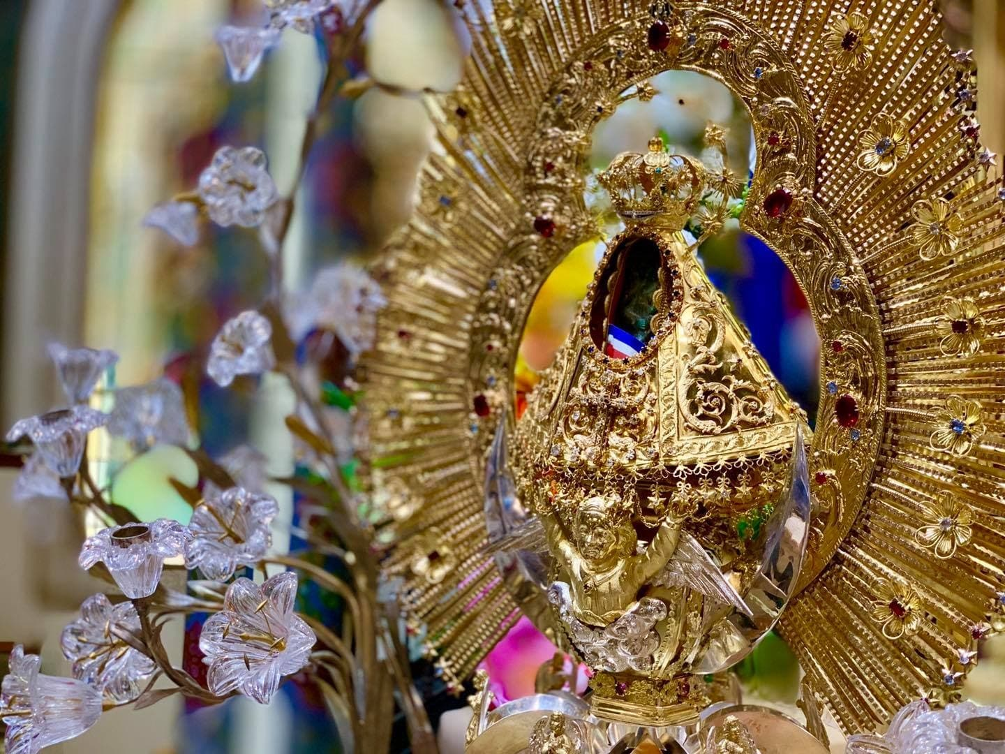 Primer plano de la imagen de La Negrita, vestida y coronada, rodeada de rayos dorados