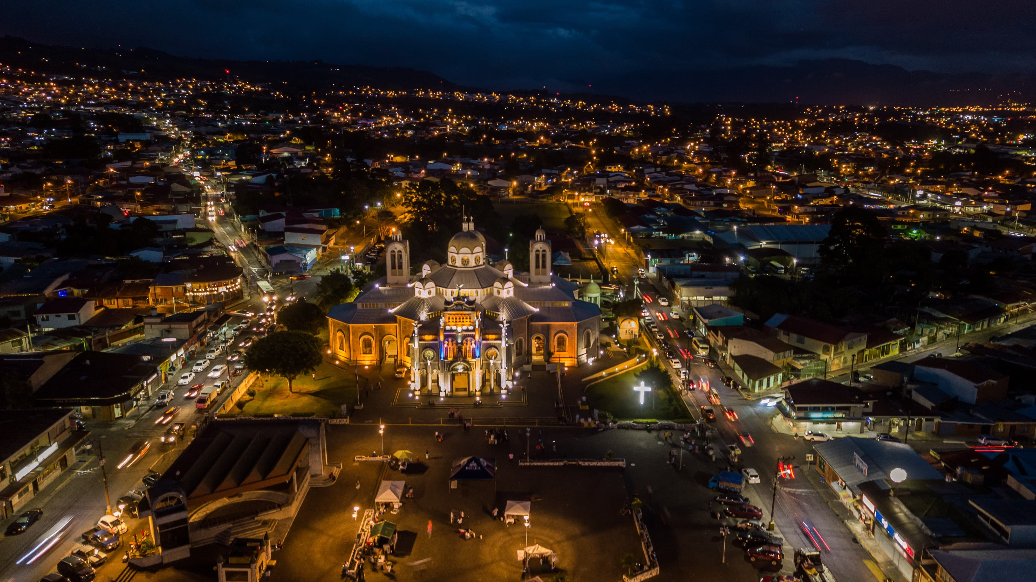 Cartago de noche vista desde arriba, con las luces de la ciudad encendidas