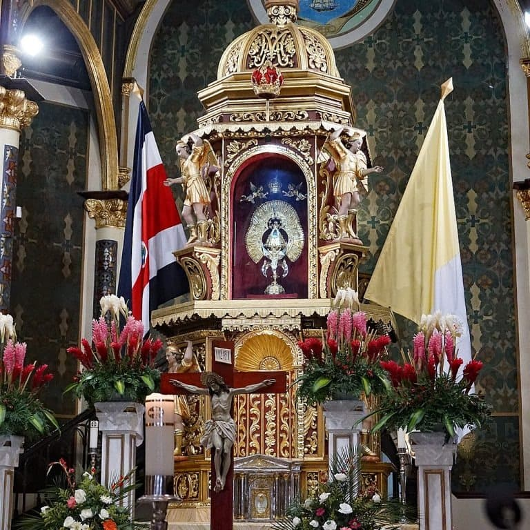 El camarín dorado donde se resguarda la imagen de La Negrita, con la bandera de Costa Rica