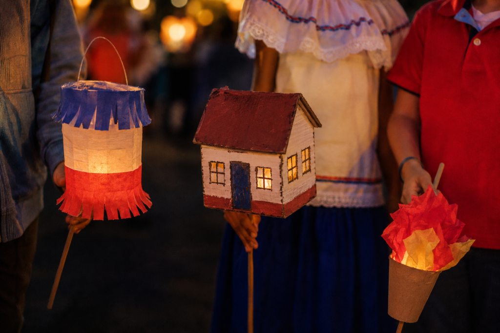 Niños con faroles hechos a mano en el Desfile de Faroles de Costa Rica
