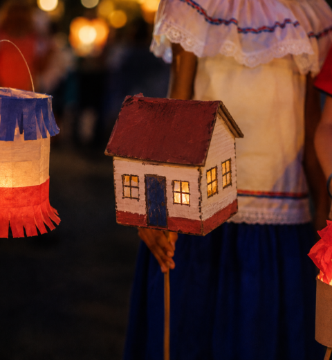 La encontró una muchacha buscando leña, la adoptó toda una nación que la trae consigo hasta en USA