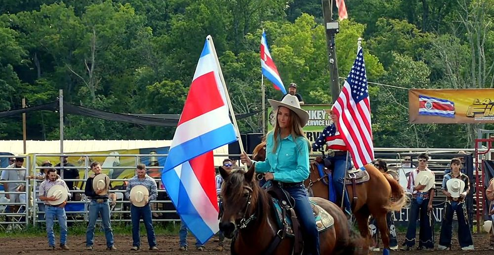 Bandera de Costa Rica y de Estados Unidos en el redondel de Zapote USA