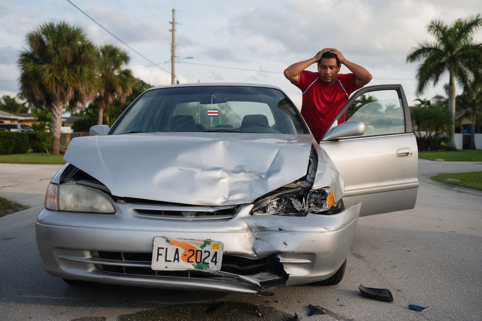 Conductor tico sale de su carro chocado en Florida, con las manos en la cabeza