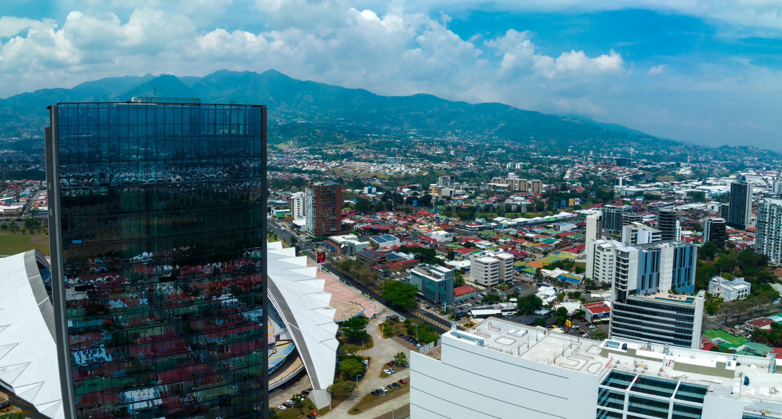 Vista aérea de San José, Costa Rica, con las montañas del Valle Central